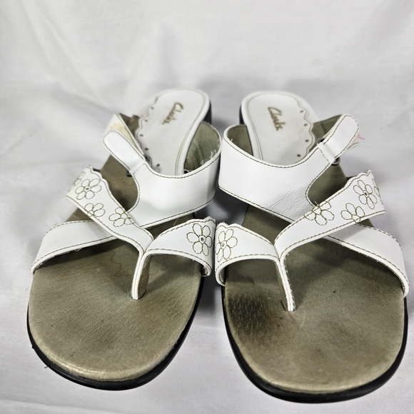 Clarks Sandal Leather White Wedge Heel Floral Design on 2 Straps Womens 9 M - Picture 2 of 8